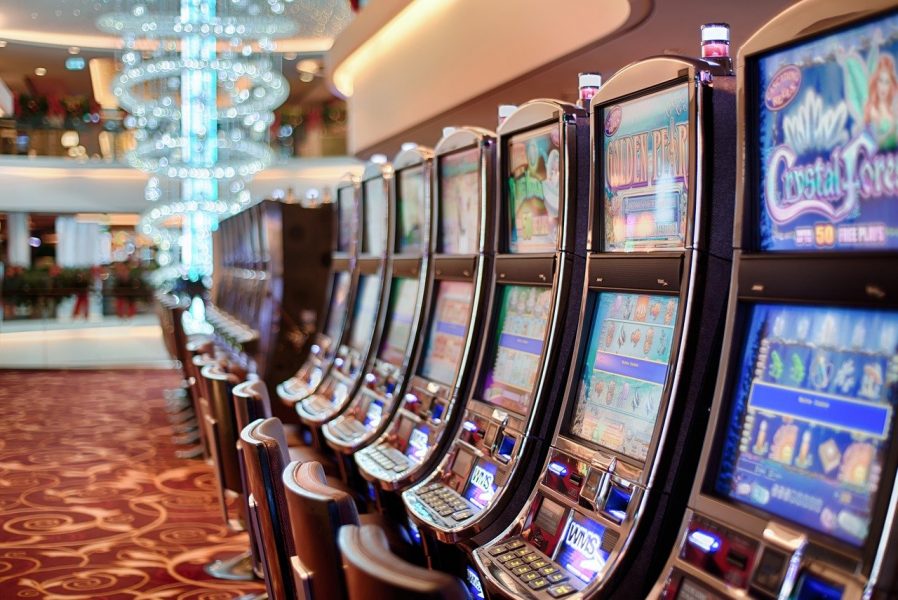 Casinos en Perú podrán abrir en zonas de riesgo extremo, aunque con aforo limitado.