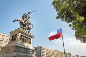 Foto de la bandera de Chile junto al