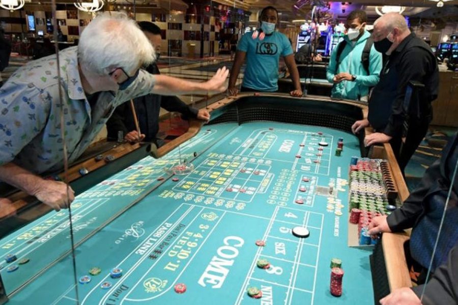 Por el momento los casinos y salas de juego están permitidos a operar en un 50 por ciento de su aforo.