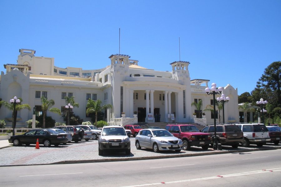 Los trabajadores del casino de Viña del Mar se manifestaron frente al edificio. 