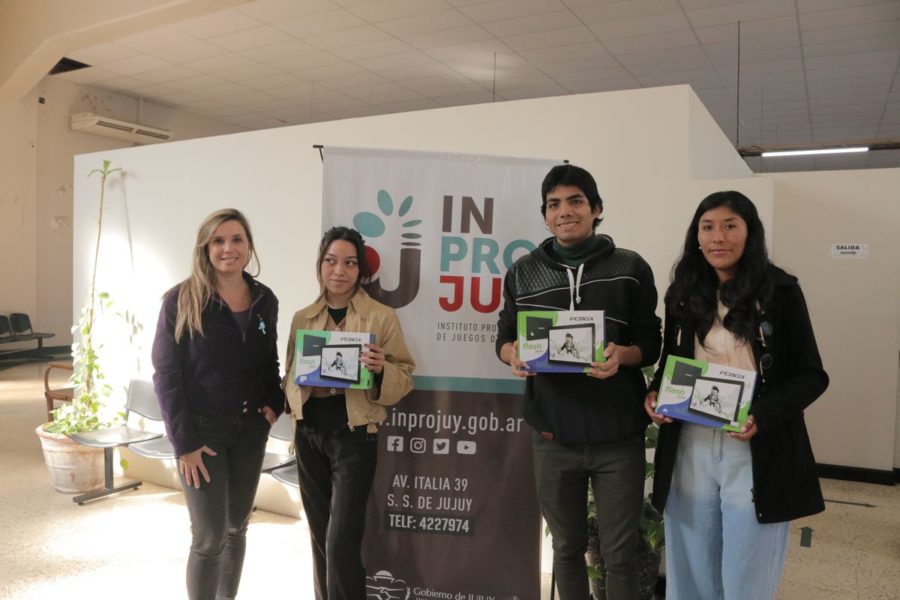 María Spengler, referente de Inprojuy, junto a los ganadores del certamen. Foto: gobierno de Jujuy.