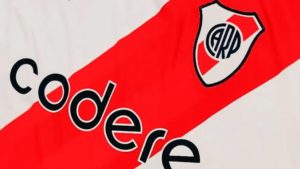 El logo de Codere estará al frente de la camiseta con la banda roja. 