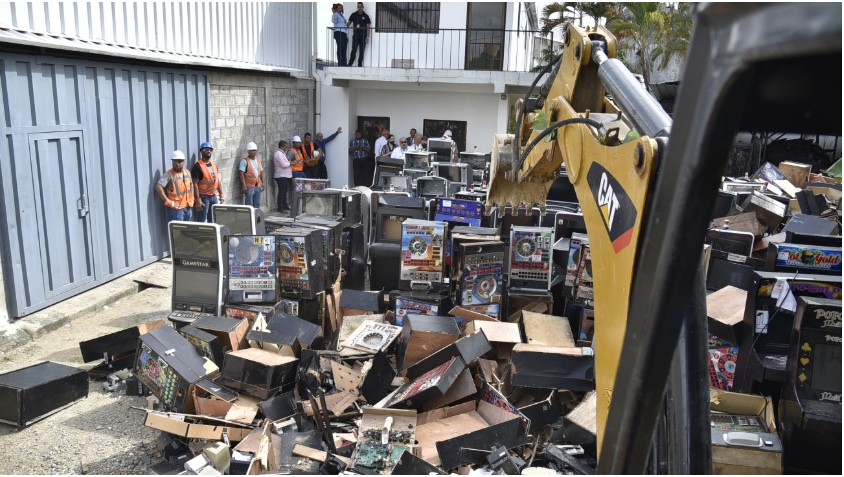 Entre los equipos destruidos se encontraban 310 tragamonedas. Foto: gobierno República Dominicana