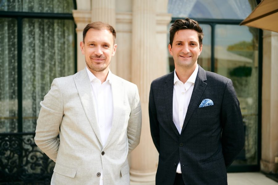 El director general de Clarion Gaming, Stuart Hunter (izquierda) le da la bienvenida a Andy Ventris como director de eventos responsable de la marca emblemática ICE London.