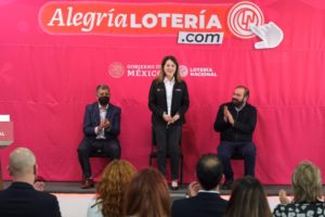 Margarita González Saravia, Carlos Calderón Mercado y Mario Caballero Luna, en la presentación. Foto: Lotenal. 