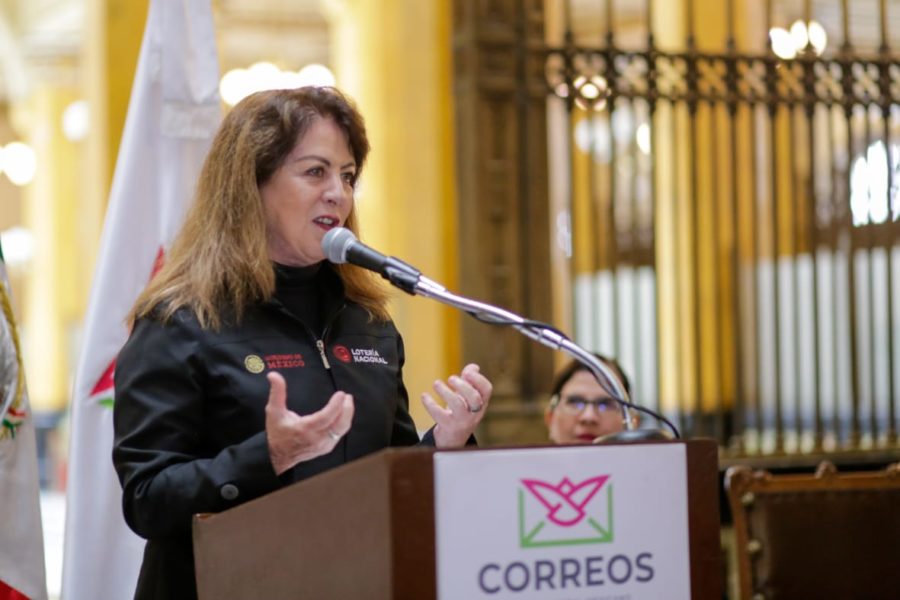 Margarita González Saravia, directora de Lotería Nacional, presenta el billete del Palacio Postal. 