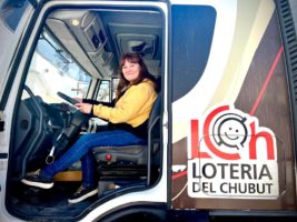 Belén Vidal, primera mujer chofer de la Lotería del Chubut.