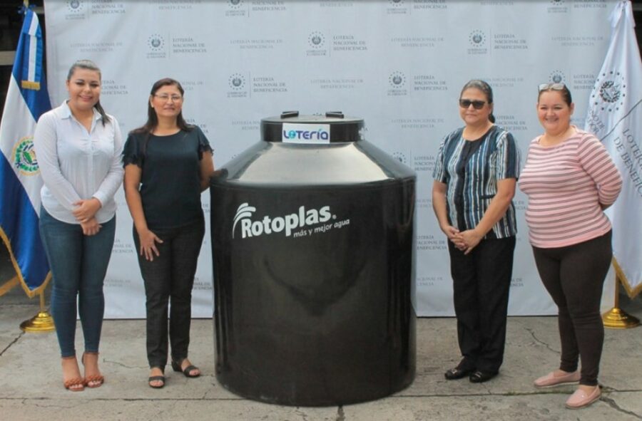 La Lotería entregó agua potable, elementos deportivos, alimentos y medicamentos. Foto: Lotería de El Salvador.