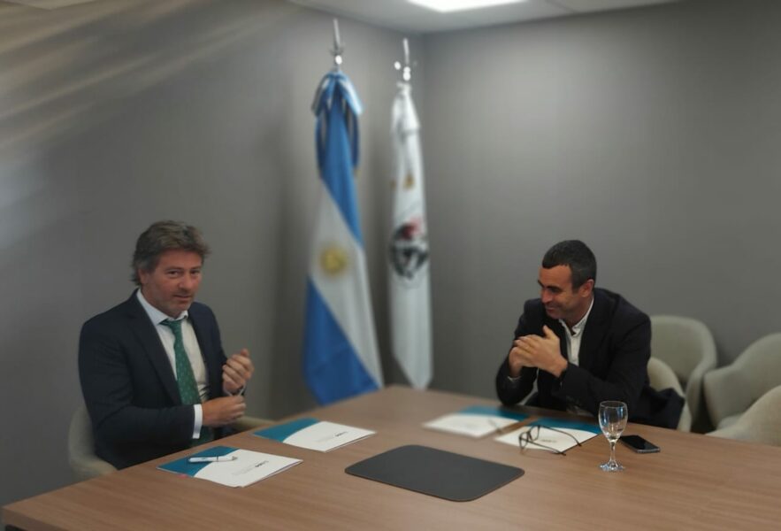 Juan Bautista Mahiques y Martín García Santillán en la firma del acuerdo. Foto: LOTBA. 