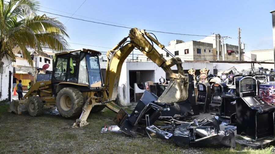 Fueron destruidas 448 máquinas tragamonedas. Foto: gobierno Rep. Dominicana.