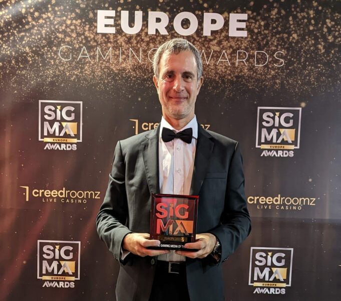 Fernando Saffores Fundador y CEO de Focus Gaming News recibió anoche el premio.