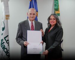 Teófilo Quico Tabar junto a Rosa Rivera. Foto: Lotería Nacional de República Dominicana. 