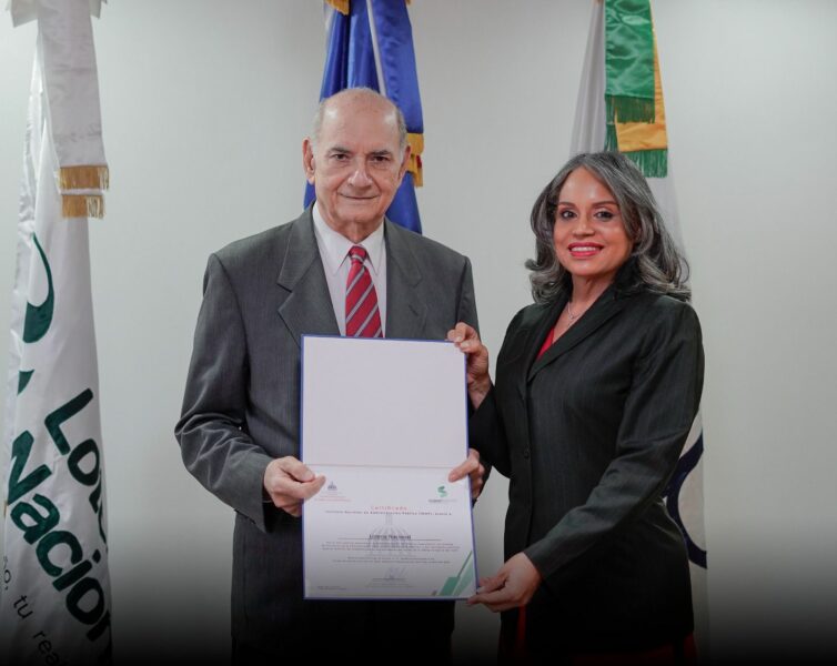 Teófilo Quico Tabar junto a Rosa Rivera. Foto: Lotería Nacional de República Dominicana. 