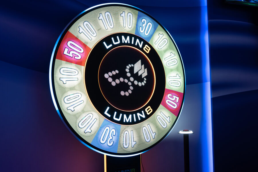 Lumin8 Game Wheel es una llamativa rueda digital con funcionalidad de múltiples juegos.