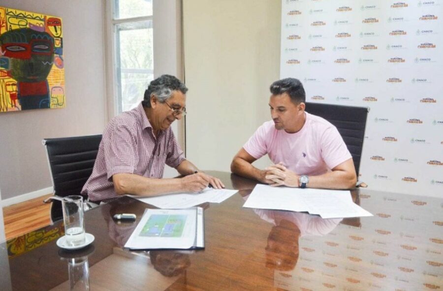 El presidente de Lotería Chaqueña y el intendente de Avia Terai firmaron un convenio. Foto: Lotería Chaqueña. 