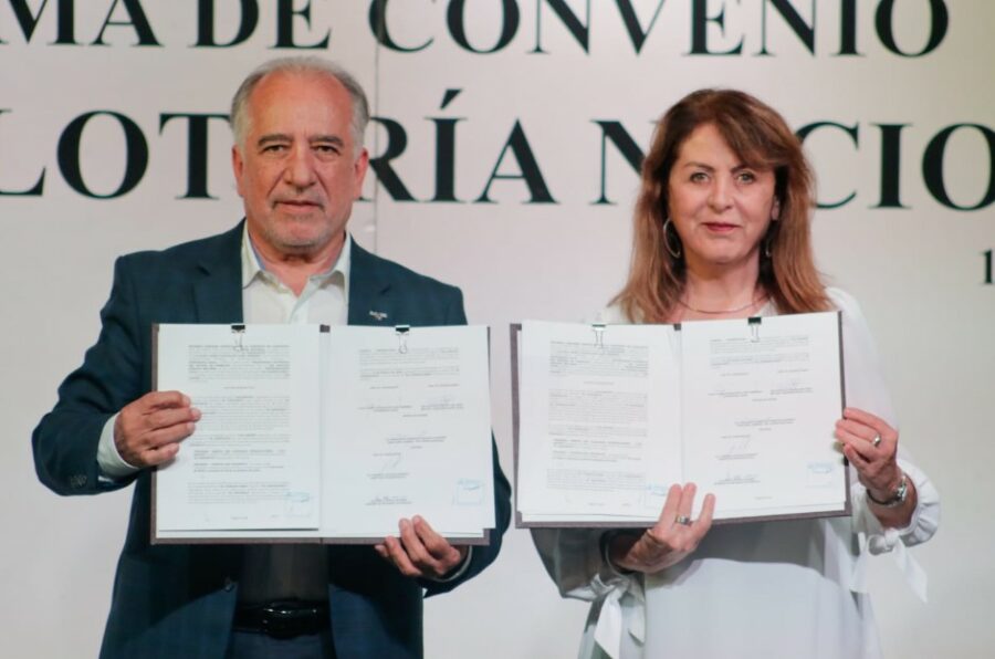 La directora general de Lotería Nacional firmó el convenio. Foto: Lotenal. 