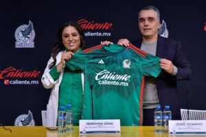 Las autoridades de FMF y Caliente.mx presentaron la camiseta. Foto: Selección Nacional de México. 