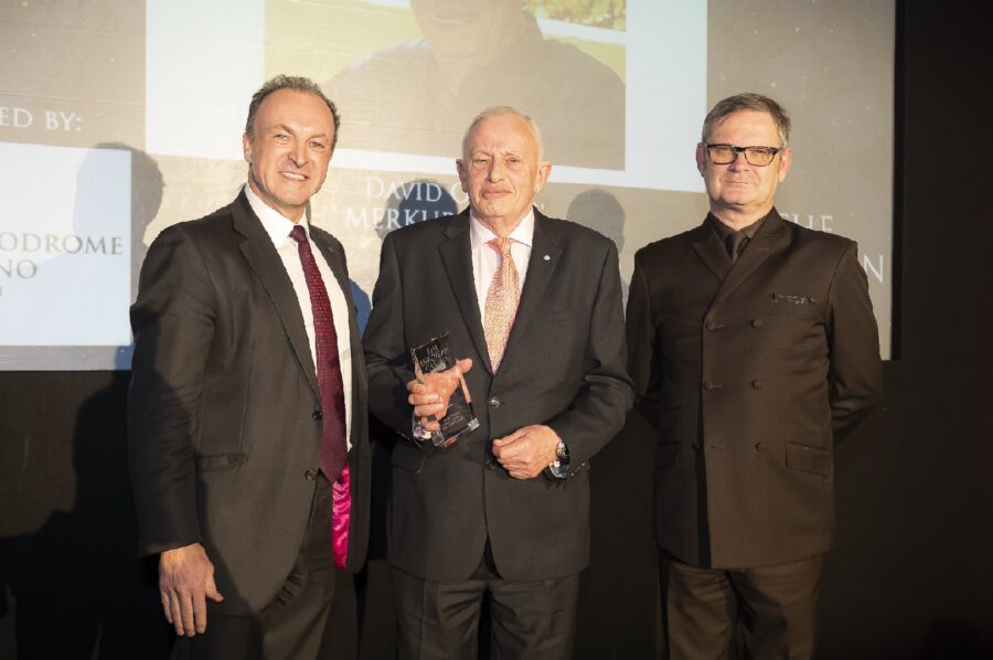 Simon Thomas (izquierda), propietario del Hippodrome Casino, e Ian Moore (derecha), anfitrión de la velada, felicitan a David Orrick por recibir el Jimmy Thomas Outstanding Contribution Award.