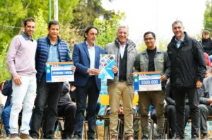 Las autoridades de la Lotería estuvieron presentes en Cushamen y Río Pico. Foto: Lotería del Chubut.