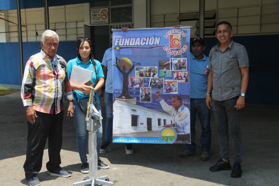 Víctor Vargas encabezó la donación. Foto: Twitter Gobierno de Cojedes.