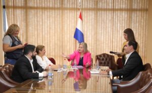 La senadora Lilian Samaniego junto a profesionales médicos. Foto: Gobierno de Paraguay.