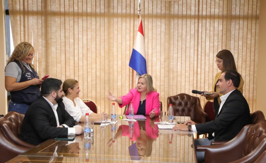 La senadora Lilian Samaniego junto a profesionales médicos. Foto: Gobierno de Paraguay.