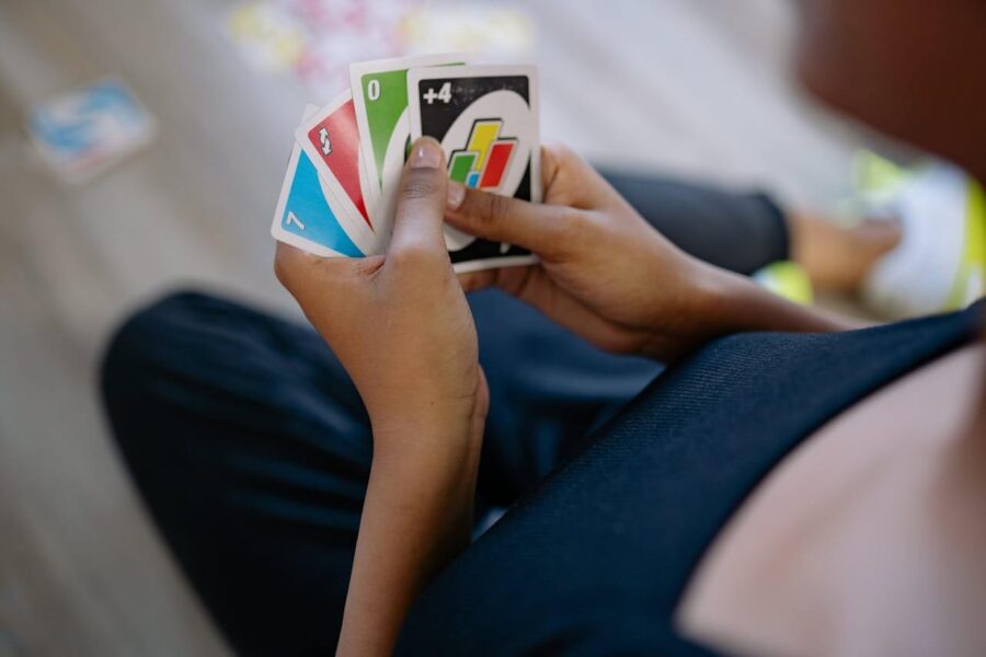 Reglas del Uno: cómo jugar y dominar todas sus versiones