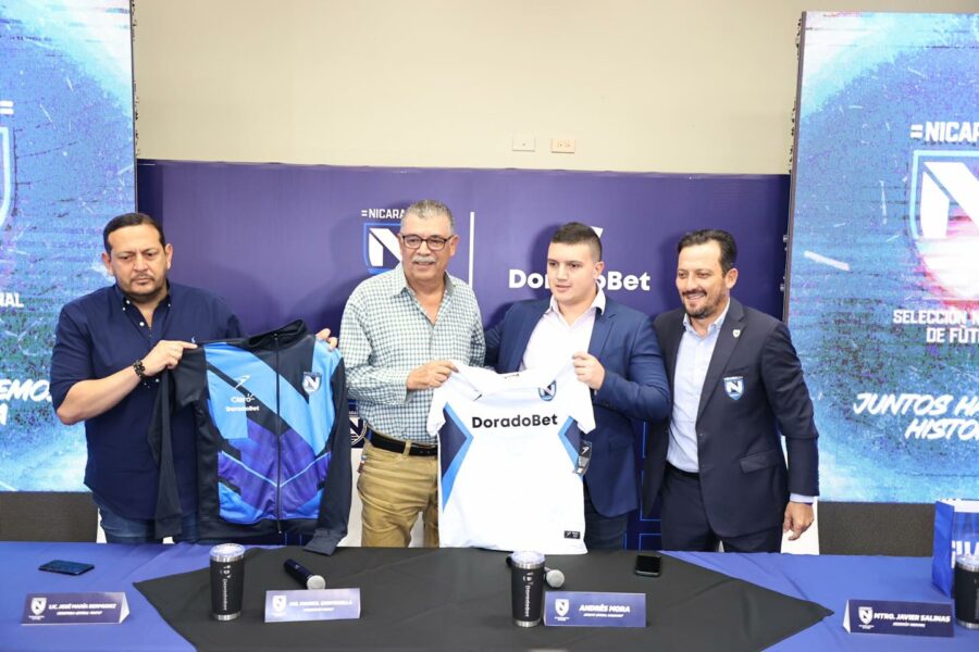 Las autoridades le dieron la bienvenida al nuevo sponsor. Foto: FENIFUT. 