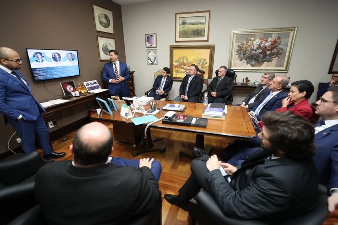 Foto: Twitter Asamblea Legislativa de Paraná.