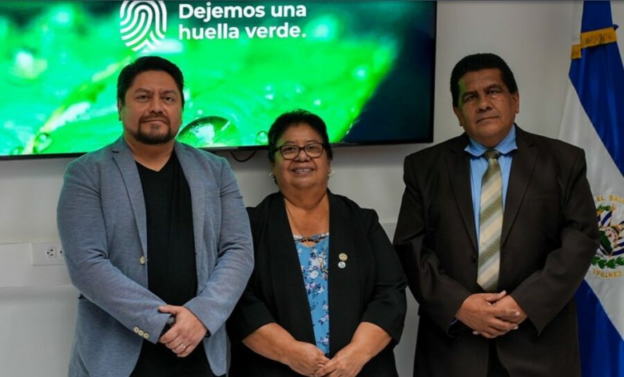  Javier Milián, se reunió con la diputada Sandra Martínez y su equipo técnico. Foto: LNB El Salvador. 