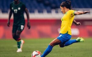 Debhina debutó este año en la Copa Mundial de la FIFA. Foto: Twitter Debhina.