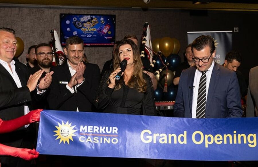 Irina Ruf, directora ejecutiva de MERKUR Casino, abre el primer casino de la compañía en el Reino Unido, junto con el gerente general de MERKUR UK, Sascha Blodau, y Mark Schertle, director de operaciones de MERKUR Casino UK.