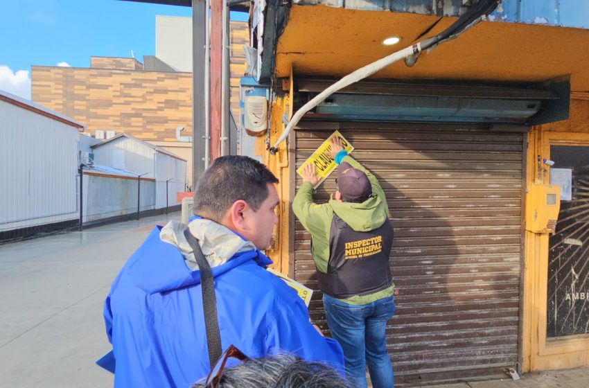 Durante el operativo se instalaron fajas de clausura en el exterior de cada establecimiento. Foto: Policía de Castro. 