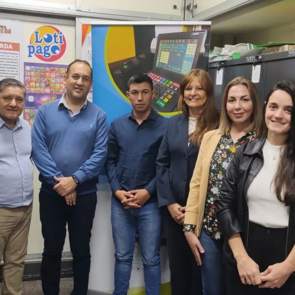 Capacitadores y autoridades de la lotería se acercaron a la sede de la institución. Foto: Lotería Chaqueña. 