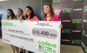 Cecilia Vales, Jose del Cabo, Nailea Vidrio y Daniela Solís, presentes en la entrega del cheque. Foto: Codere. 