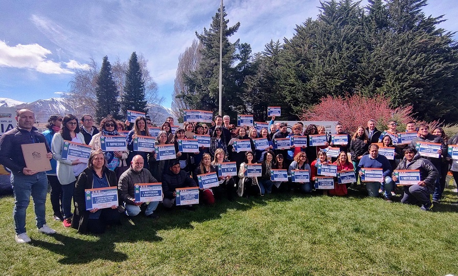 Los representantes de las entidad beneficiadas posan con los bienes recibidos. Foto: Lotería del Chubut.