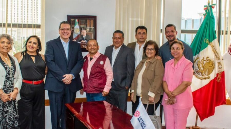 Mena Rodríguez se reunió con los líderes de asociaciones de vendedores ambulantes de billetes. Foto: Lotería Nacional de México. 