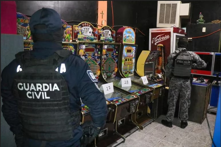 En total se secuestraron 163 tragamonedas. Foto: SSP Michoacán.