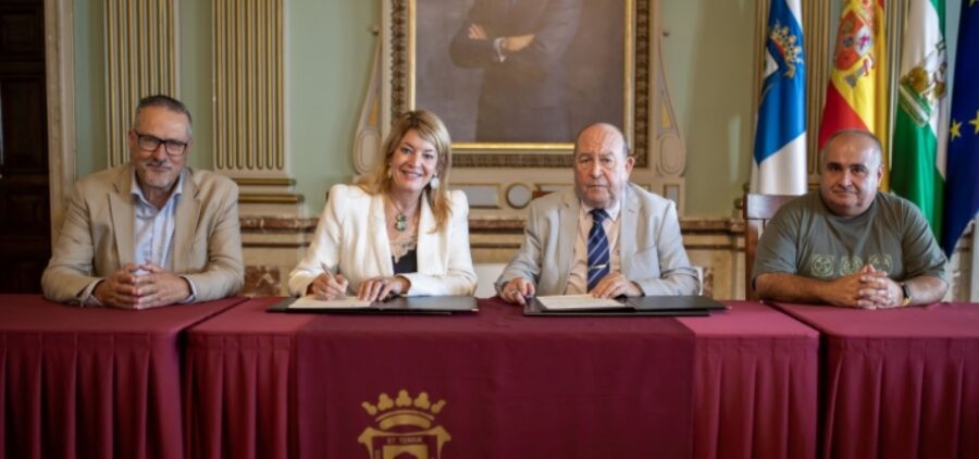 La alcaldesa de Huelva firmó el convenio. Foto: Ayuntamiento de Huelva.