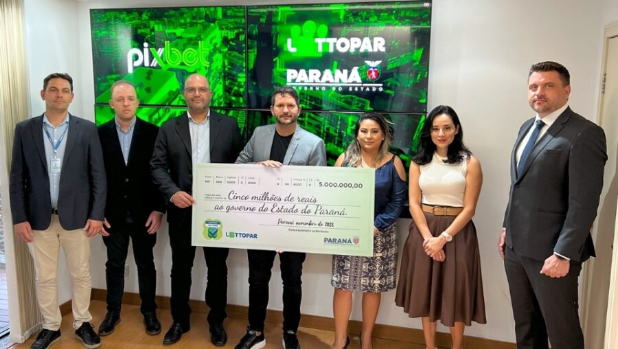 Pixbet entregó un cheque representativo por los R$5m que pagó por el permiso. Foto: Lottopar. 