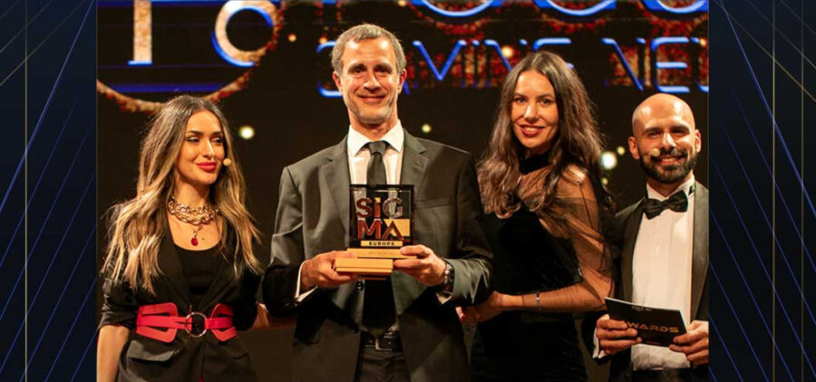 Fernando Saffores, fundador y director general de Focus Gaming News, recibió anoche el premio.