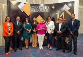 El premio lo entregó la revista Derechos y Negocios. Foto: LNB El Salvador.