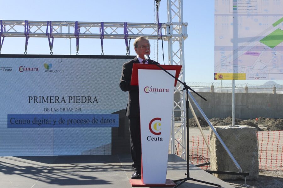 El presidente de la Ciudad Autónoma de Ceuta, Juan Vivas colocó la primera piedra de la obra. Foto: Gobierno de Ceuta.