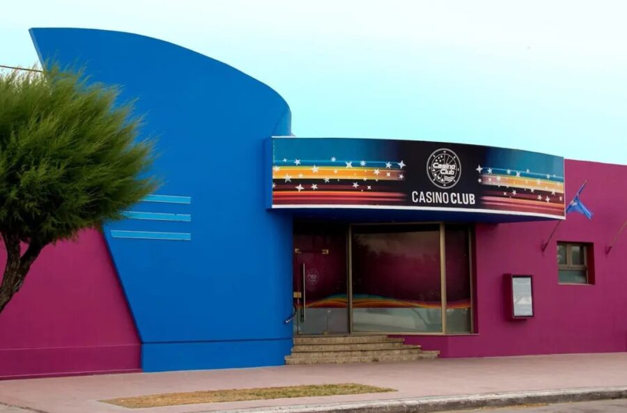 El casino de Playa Unión es uno de las máximas atracciones del balneario que celebra su centenario.