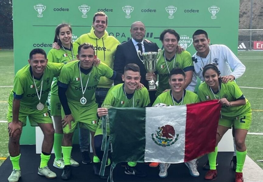 “Cazafantasmas” de México se coronó ganador y la copa la entregó Roberto Carlos. Foto: Codere. 