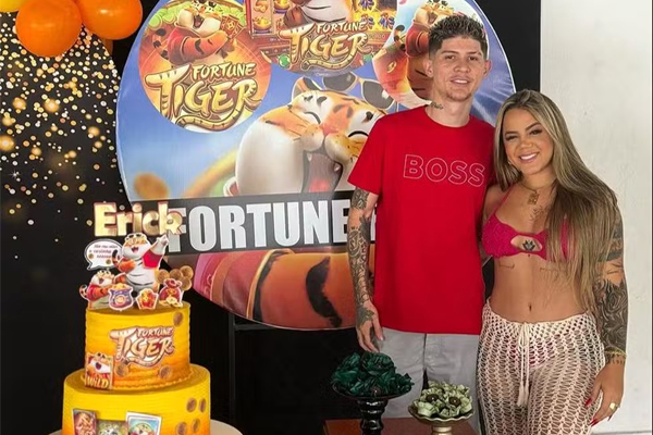 Los influencers Erick Costa y Skarlete Melo publicitando el Jogo do Tigre. Ambos fueron detenidos. Foto: Causa policial.