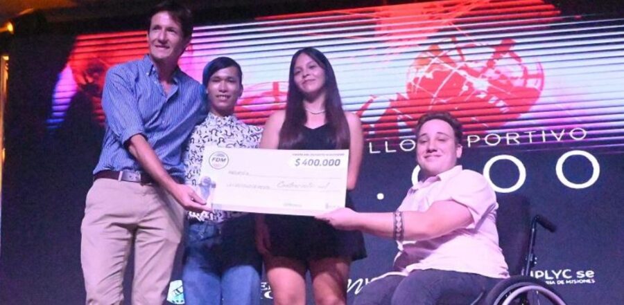 El Instituto hizo entrega de siete becas de AR$400.000 a deportistas. Foto: IPLyC Misiones. 