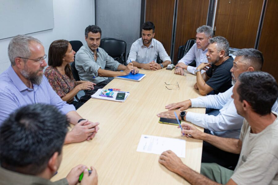 Las autoridades provinciales y los representantes gremiales comenzaron con las conversaciones paritarias.