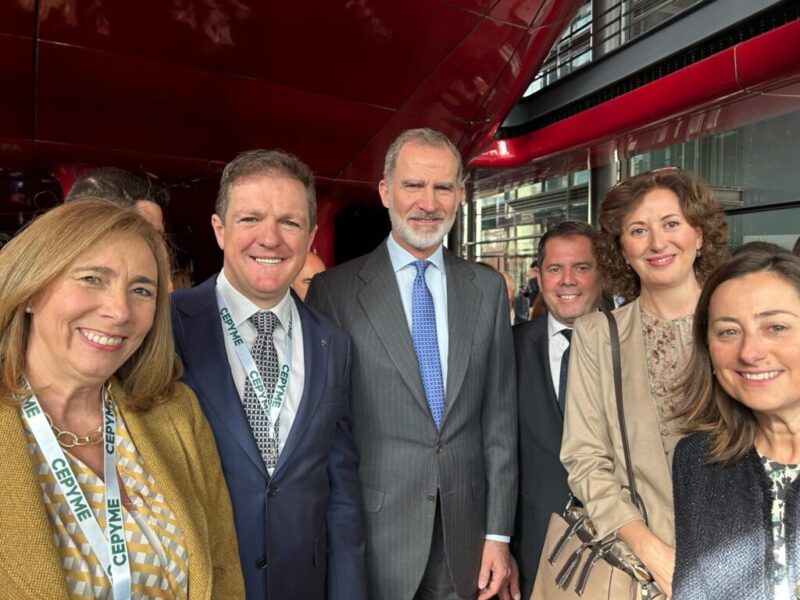 La delegación de Club de Convergentes junto con Felipe VI. Foto: Club de Convergentes.