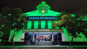 El Casino de Mendoza fue uno de los edificios teñidos de verde. Foto: IPJyC Mendoza. 